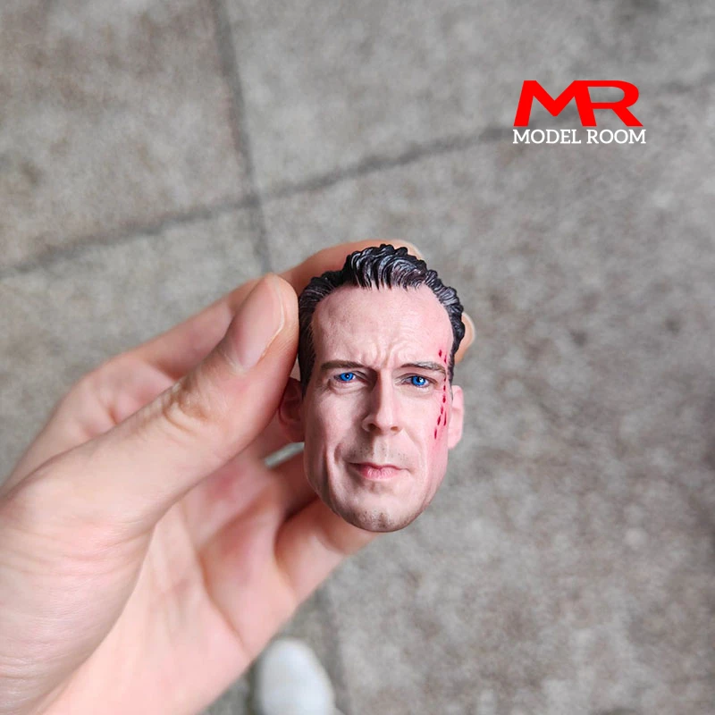 Модель экшн-фигурки Брюса Виллиса с поврежденной головой