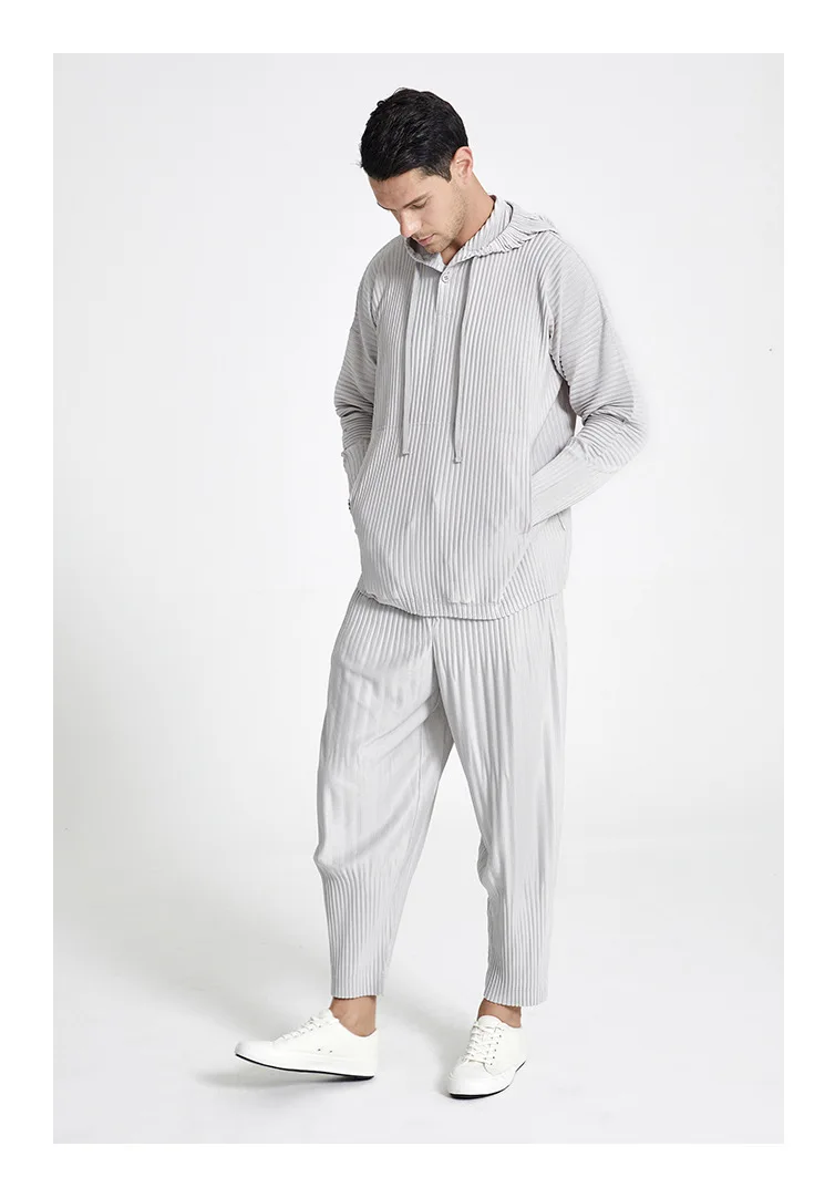 Мужская футболка с капюшоном длинным рукавом и складками