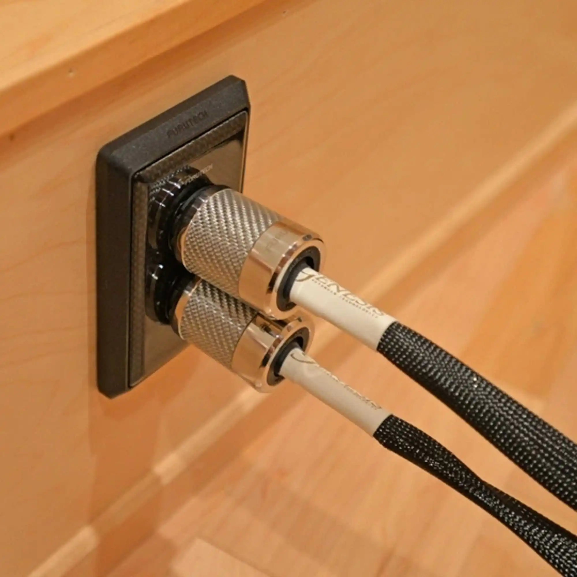 Фото Розетка с родиевым покрытием Furutech FI-50 NCF Nano Crystal Schuko EU/US AC Power 15A 125V /10A 250V №3