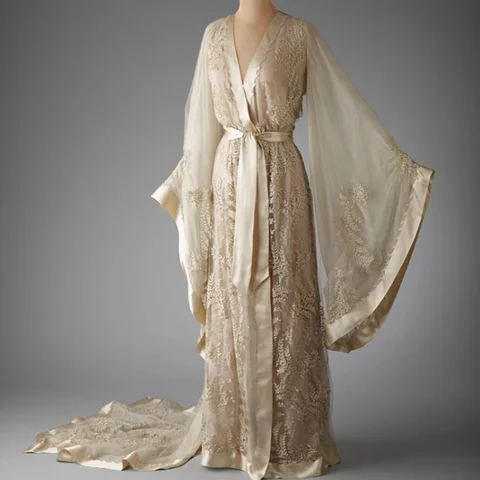 Свадебные халаты из шелка и органзы с винтажной аппликацией и длинным шлейфом