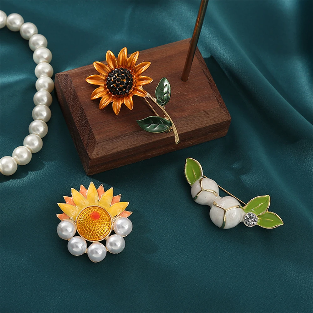 

Fashion Metal Enamel Daisy Sunflower Brooches for Women Luxury Magnolia Flower Badges Pins Brooch Lapel Pins Accessories Gifts