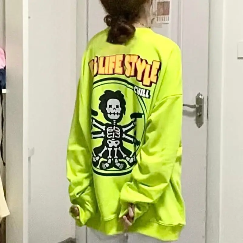 

Толстовка женская оверсайз с круглым вырезом и принтом черепа