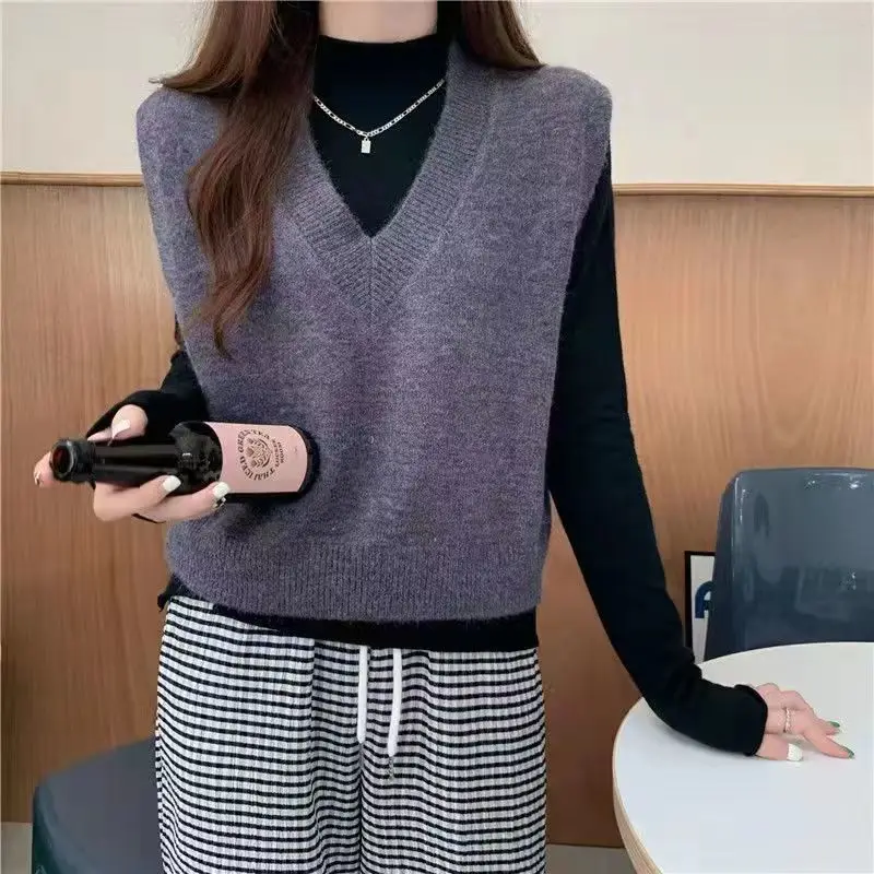 

2022 Women Solid Color Sweater Vest Autumn Spring Loose V-neck Knitted Vest Sleeveless Casual Sweater Women Basic Tops T324