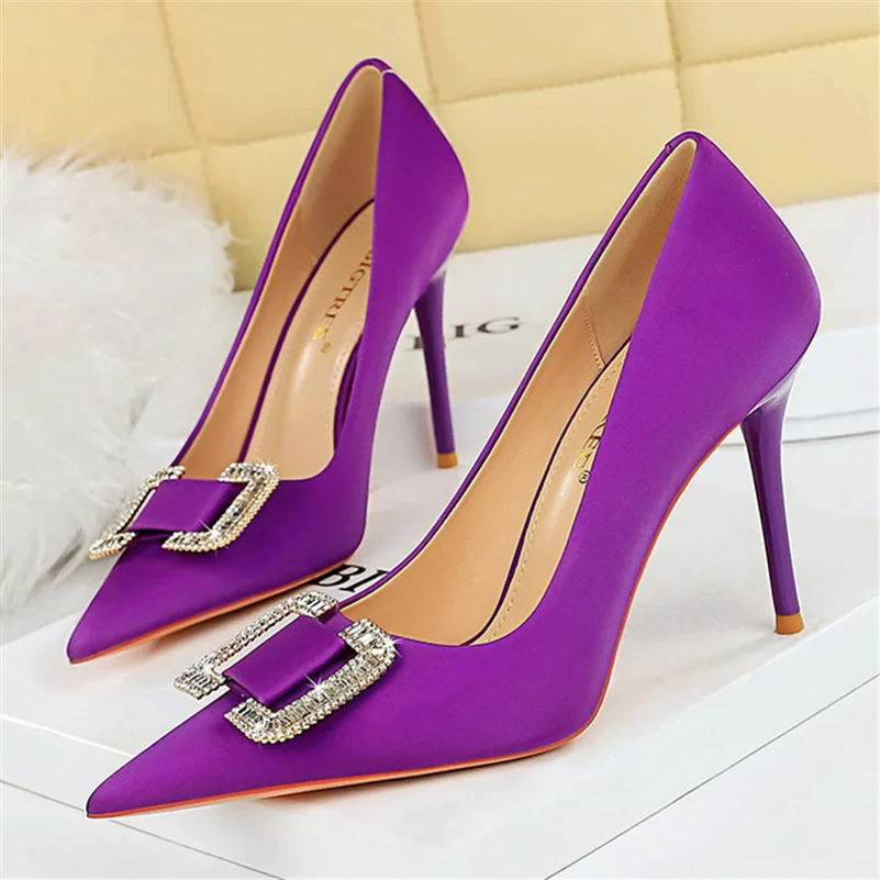 

Женские шелковые туфли-лодочки на высоком каблуке 10 см