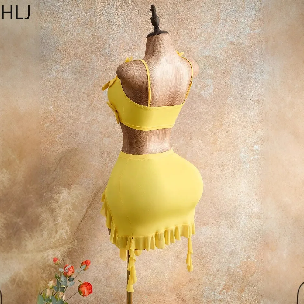 Фото Женский комплект бикини HLJ Solid Yellow с 3D цветочными аппликациями, состоящий из топа на тонких бретелях и облегающей юбки с высокой талией. №4