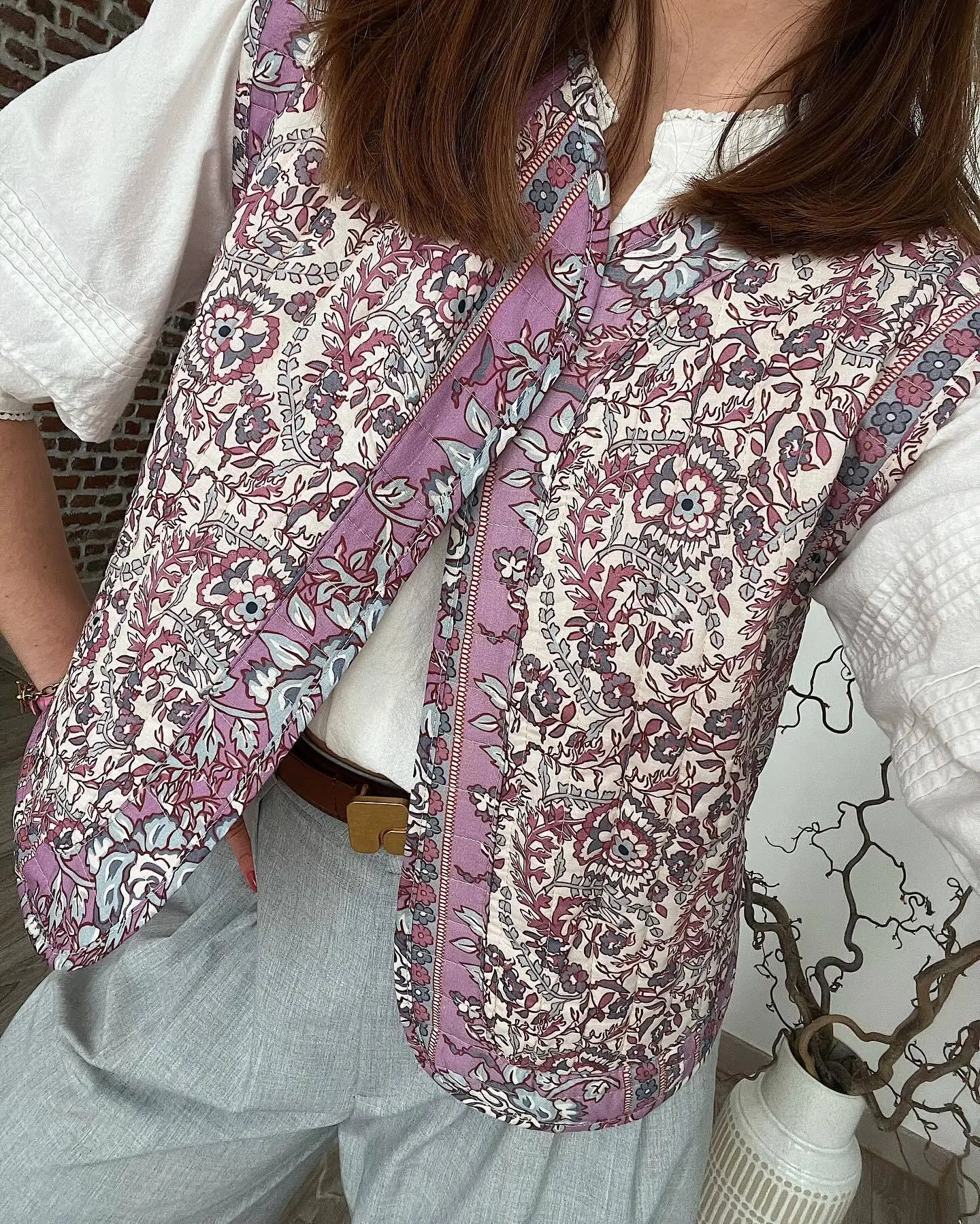 Женский стеганый жилет без рукавов с цветочным принтом