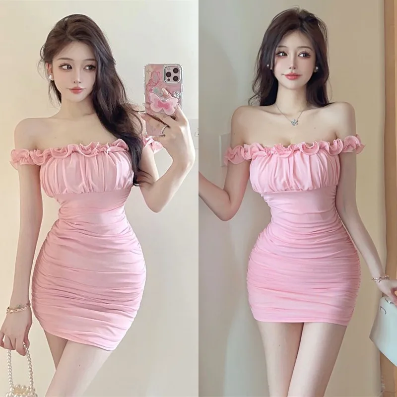 Милое темпераментное женское платье-футляр с деревянными ушками и оборками