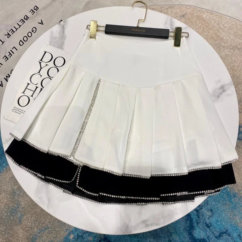 

Женская мини-юбка с светильник стящими стразами