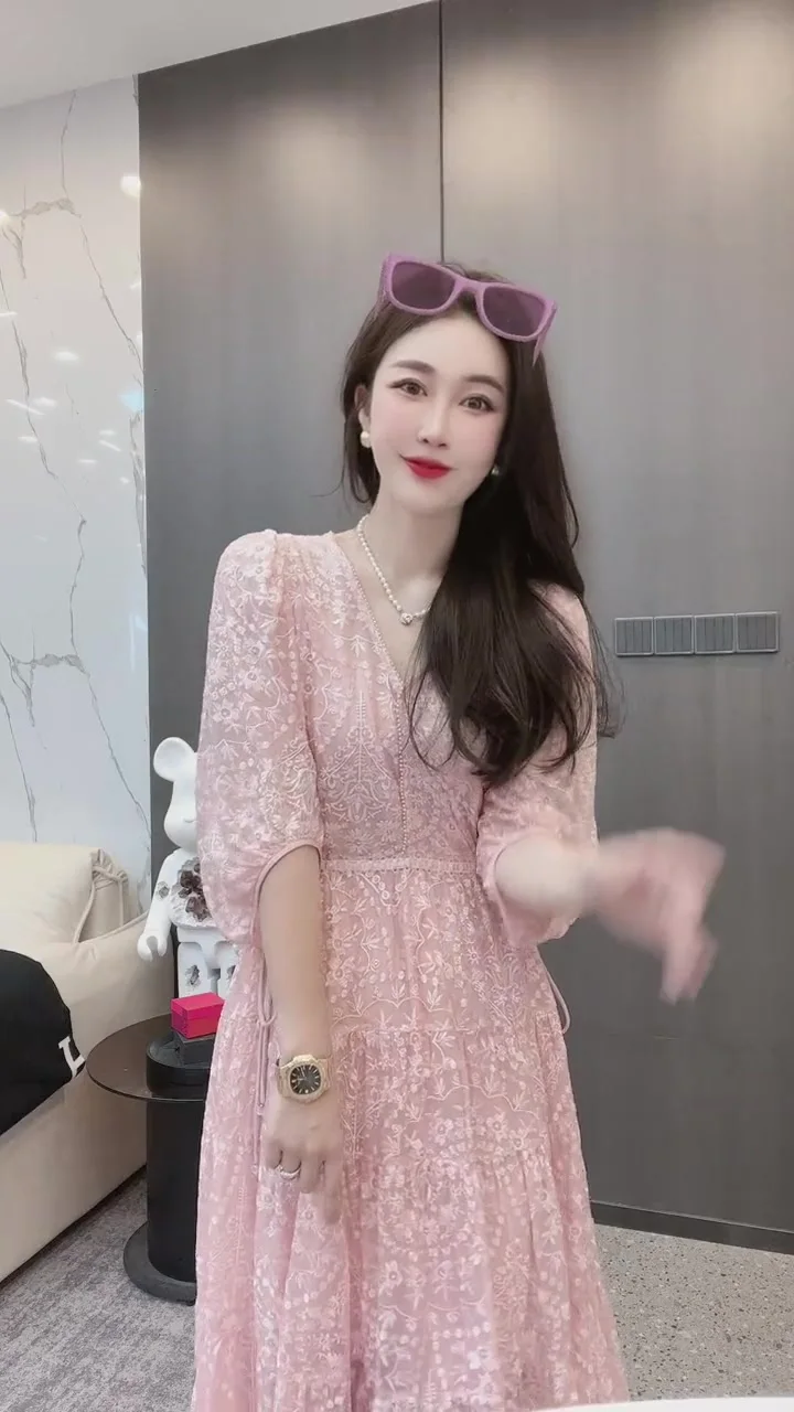 Шифоновое платье с коротким рукавом V-образным вырезом и поясом