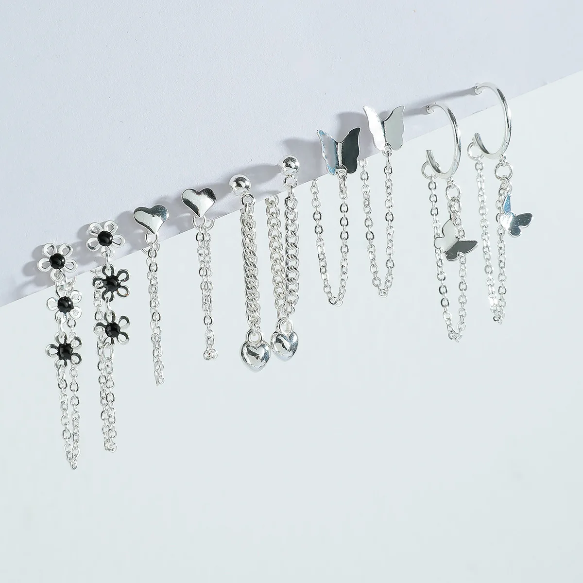 

Комплект женских серег-гвоздиков с цветами и бабочками