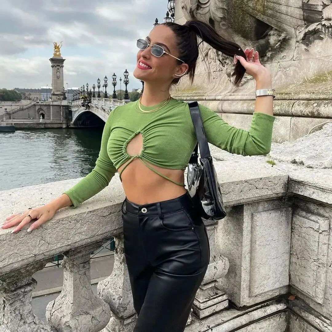 

JUNWU Summer Women's Green Crew Neck Stretch Fabric Long Sleeve Short Leaky Navel T-Shirt Chic Casual Street Style