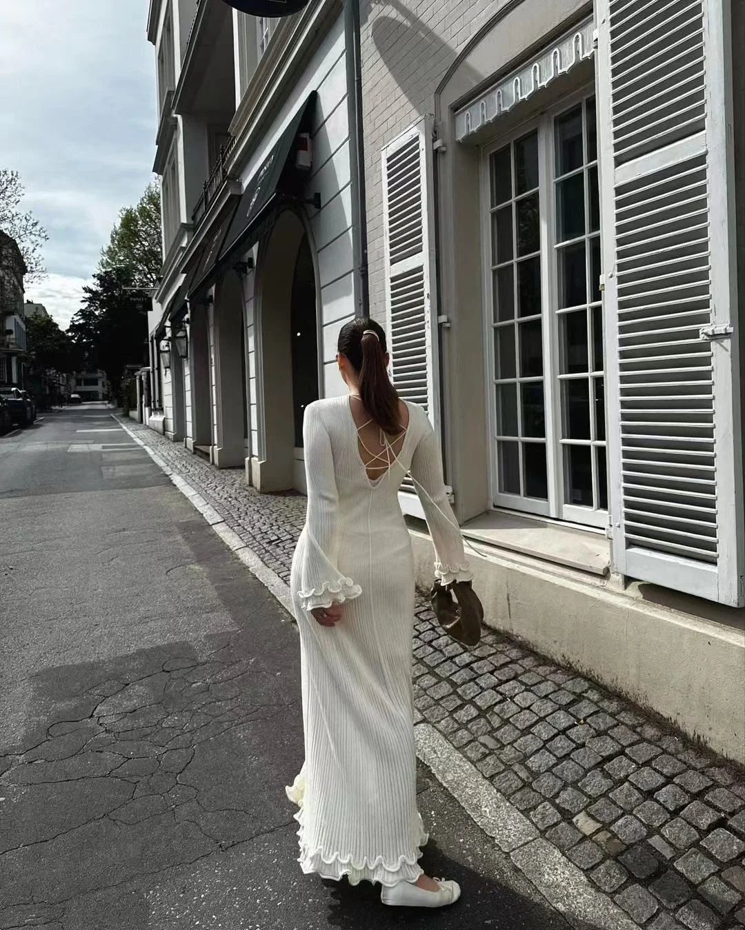 Женское трикотажное платье с рукавами-фонариками и круглым вырезом