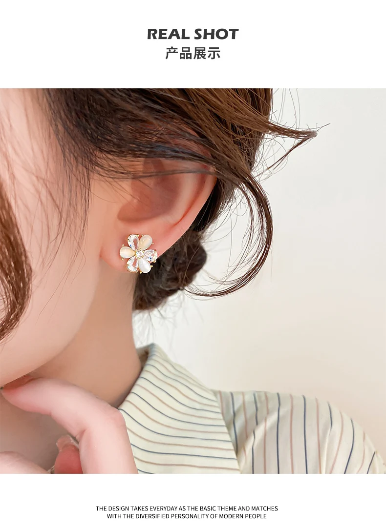 

Delicate small flower earrings female 2023 new explosive light luxury niche design senior sense of earrings hundred with earring