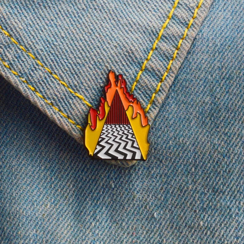 Оптовая продажа эмалированная булавка Lynch в стиле Twin Peak Badge красная брошь для штор