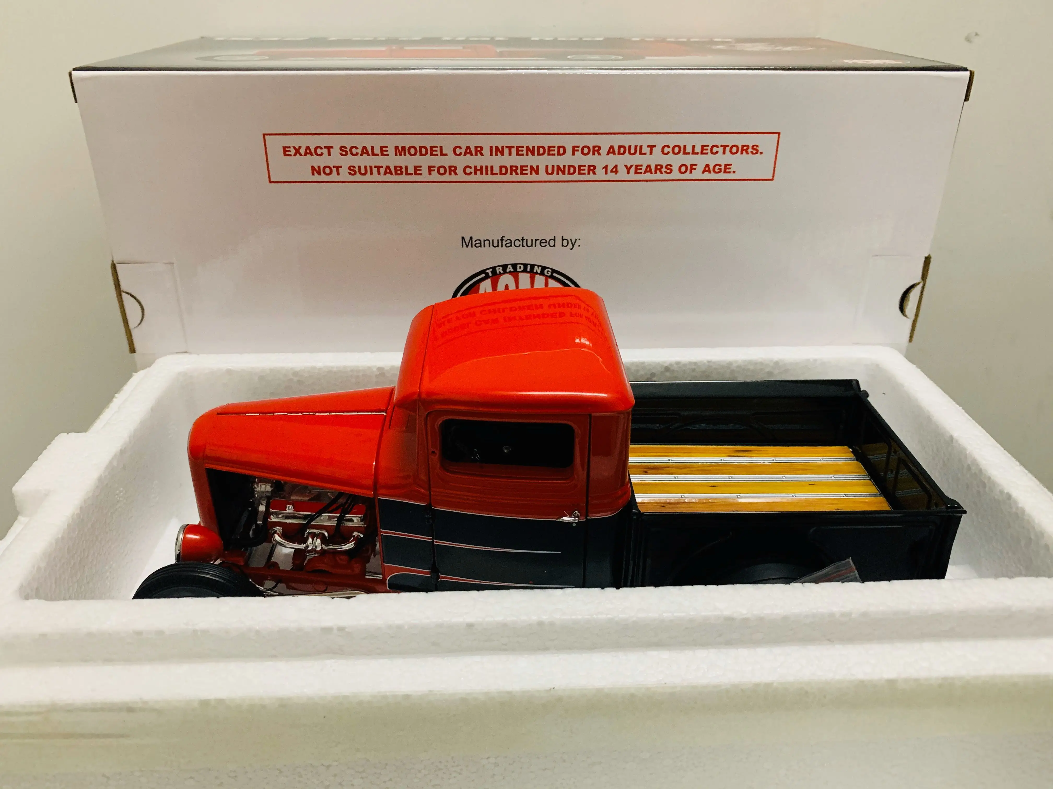 

ACME 1932 Hot Rod Pickup Truck Red 1/18 Scale Die-Cast Model Car NEW