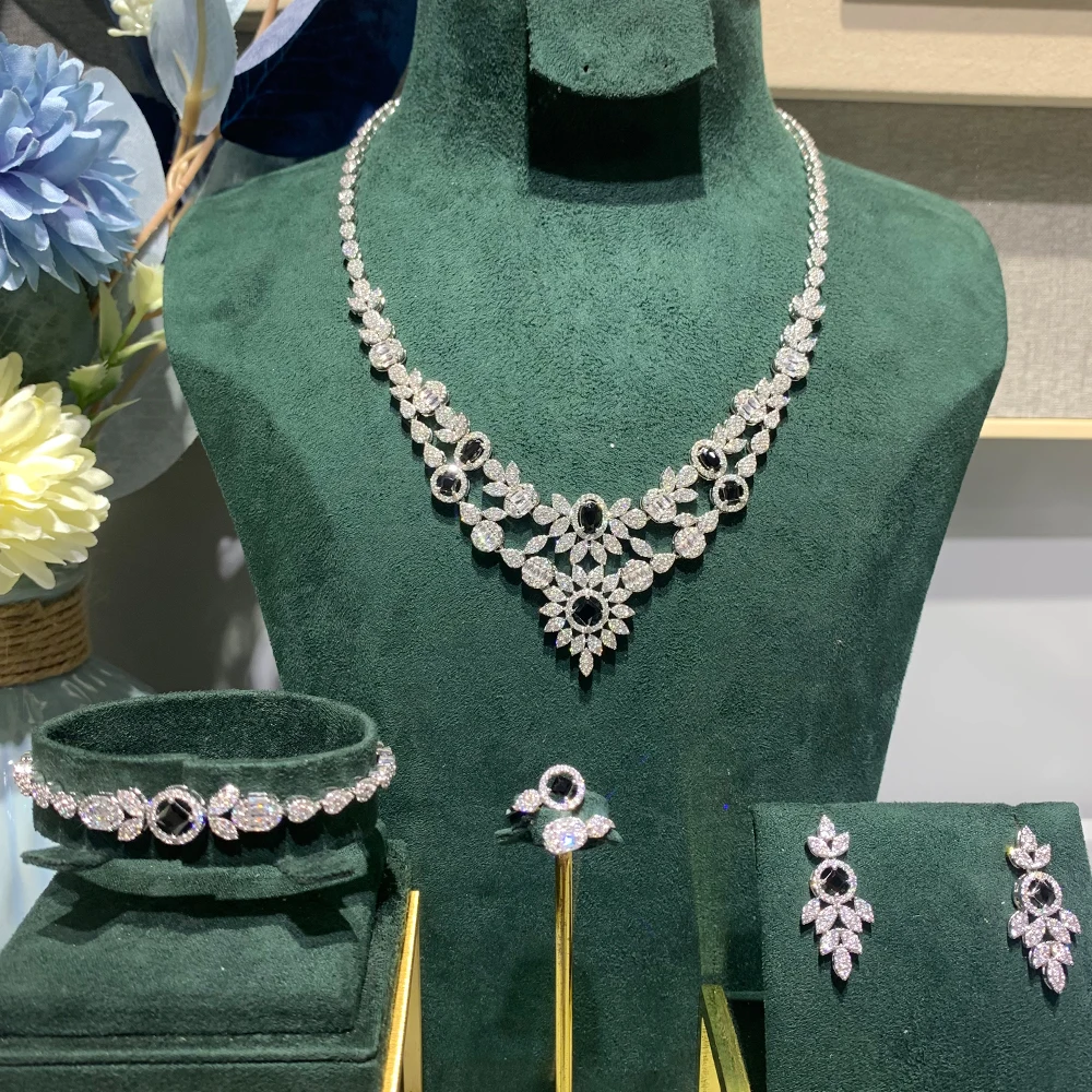 Женский комплект из колье и серёг с фианитом