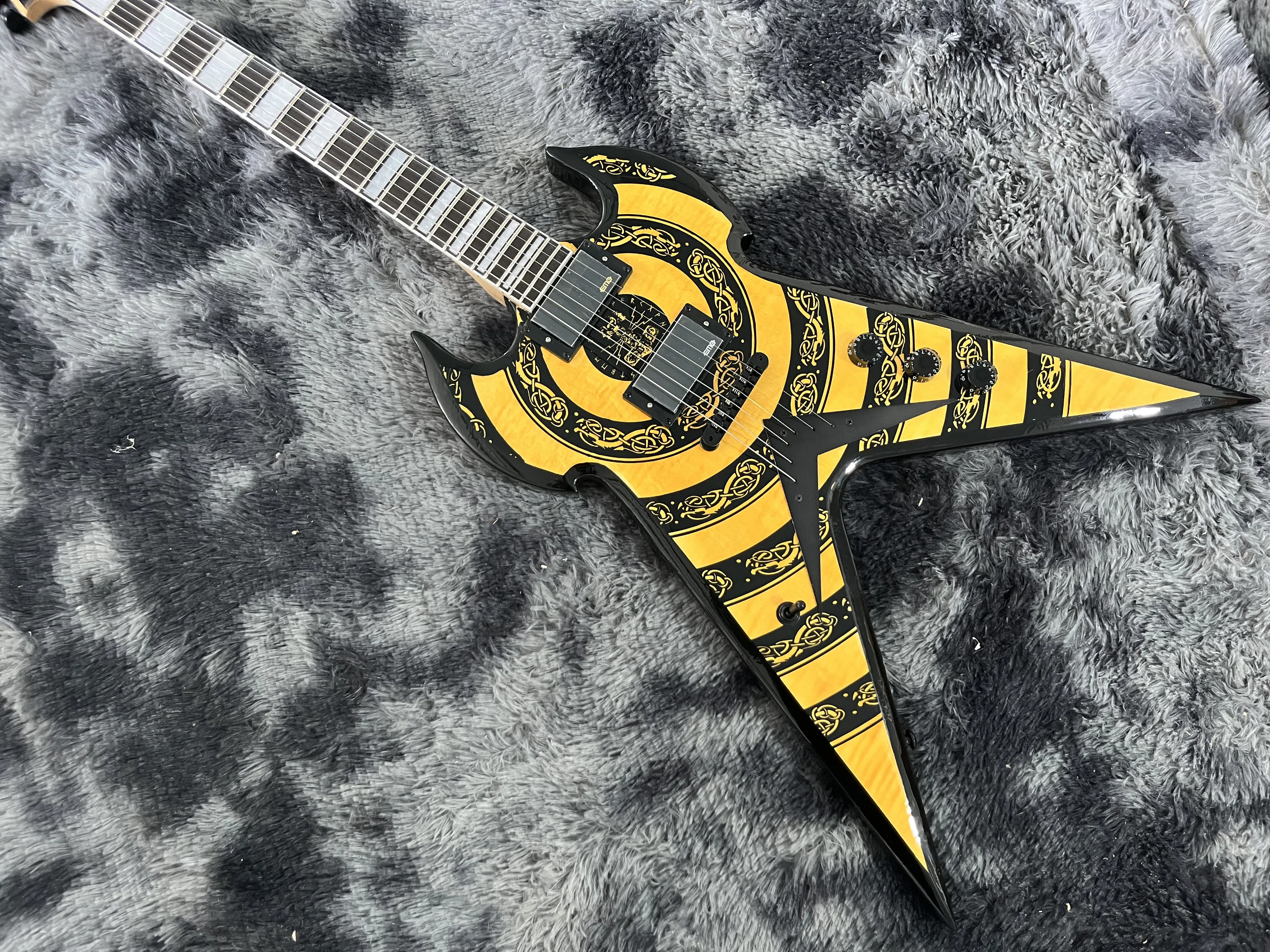 Китайская электрическая гитара Becoda летающая в стиле V черная фурнитура топ из