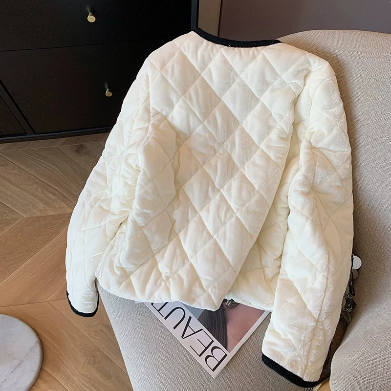 Изящное бархатное пальто с хлопковой подкладкой контрастного цвета золотой