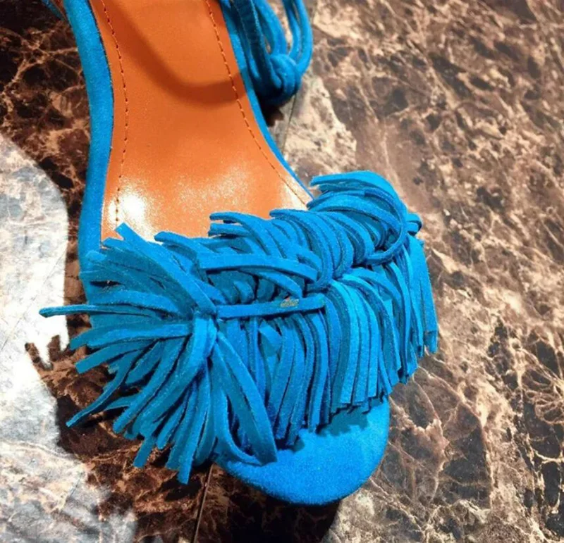 Пикантные желтые красные синие замшевые сандалии с бахромой со шнуровкой на