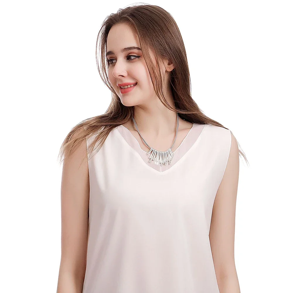 Женское ожерелье серебряного цвета