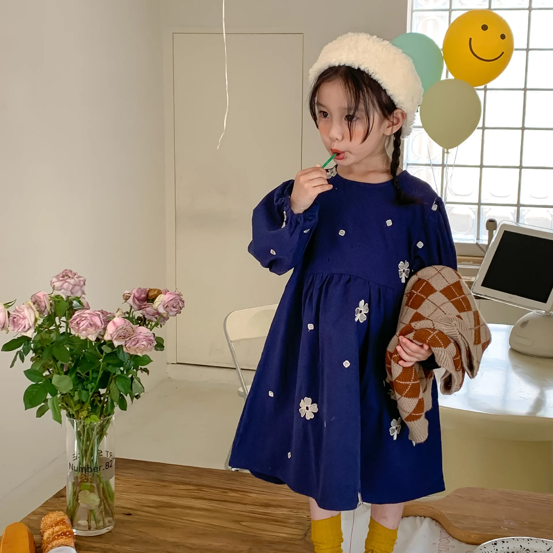 

Girl Sweet Flower Embroidery Full Sleeves Dress Kid Comfortable Thin Cotton Dress Children Girls Simple Fashion Princess Dresses