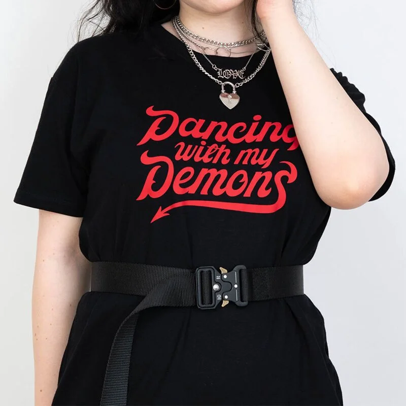 

Женская готическая футболка с надписью «Танцующие с моими демонами»
