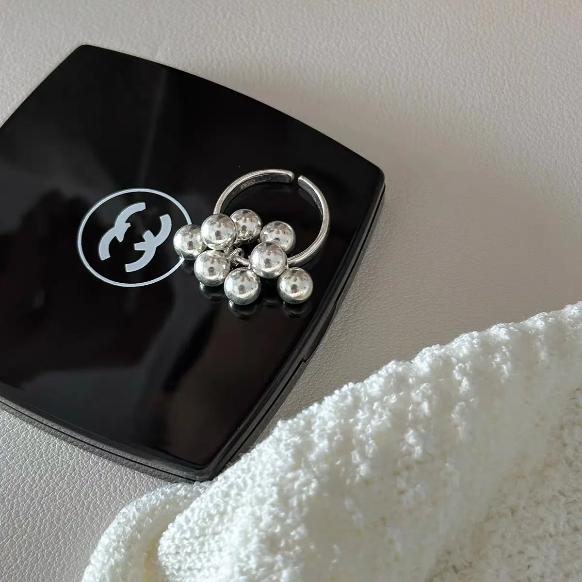 Женское кольцо с камнем-колокольчиком из серебра 925 пробы