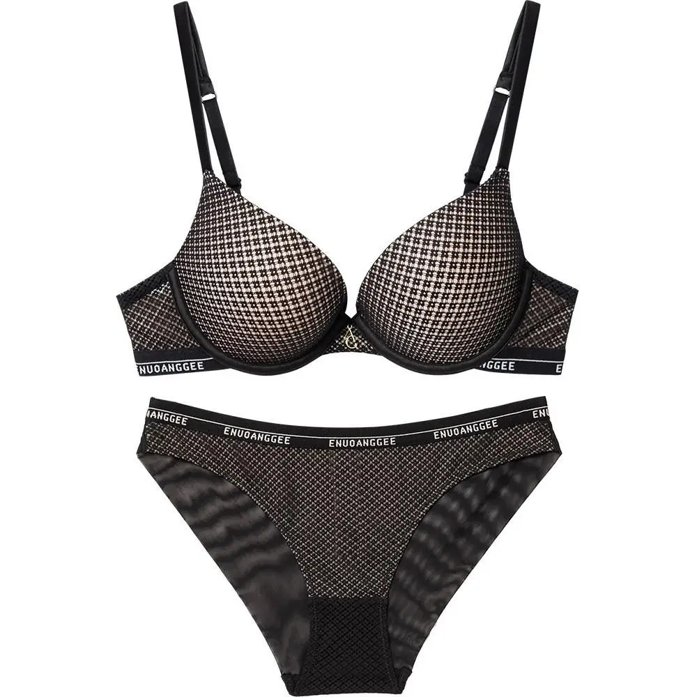 Комплект женского нижнего белья с чашками пуш-ап и глубоким V-образным вырезом