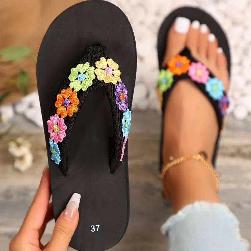 Женские шлепанцы на платформе круглый носок Цветочная вышивка танкетка летняя