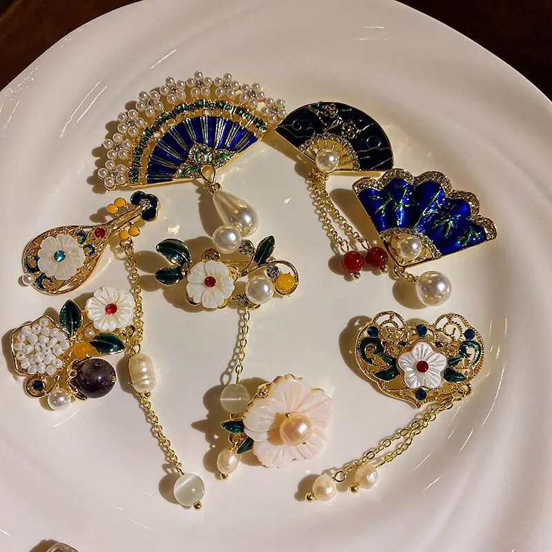 

Classical pearl inlaid with diamond flowers, Pipa brooch, national style, fashionable design sense, accessories, personality, ve