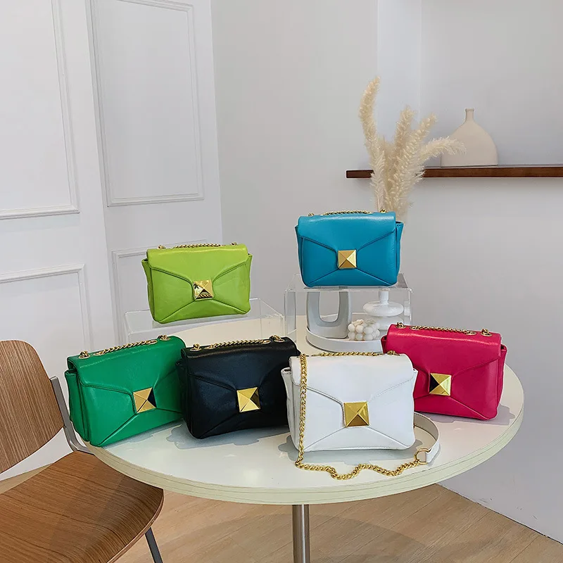 

2022 Summer New Fashion Trend Candy Rocky Single Shoulder Back Crossbody PU Large Rivet Metal Chain Women Small Mini Bag