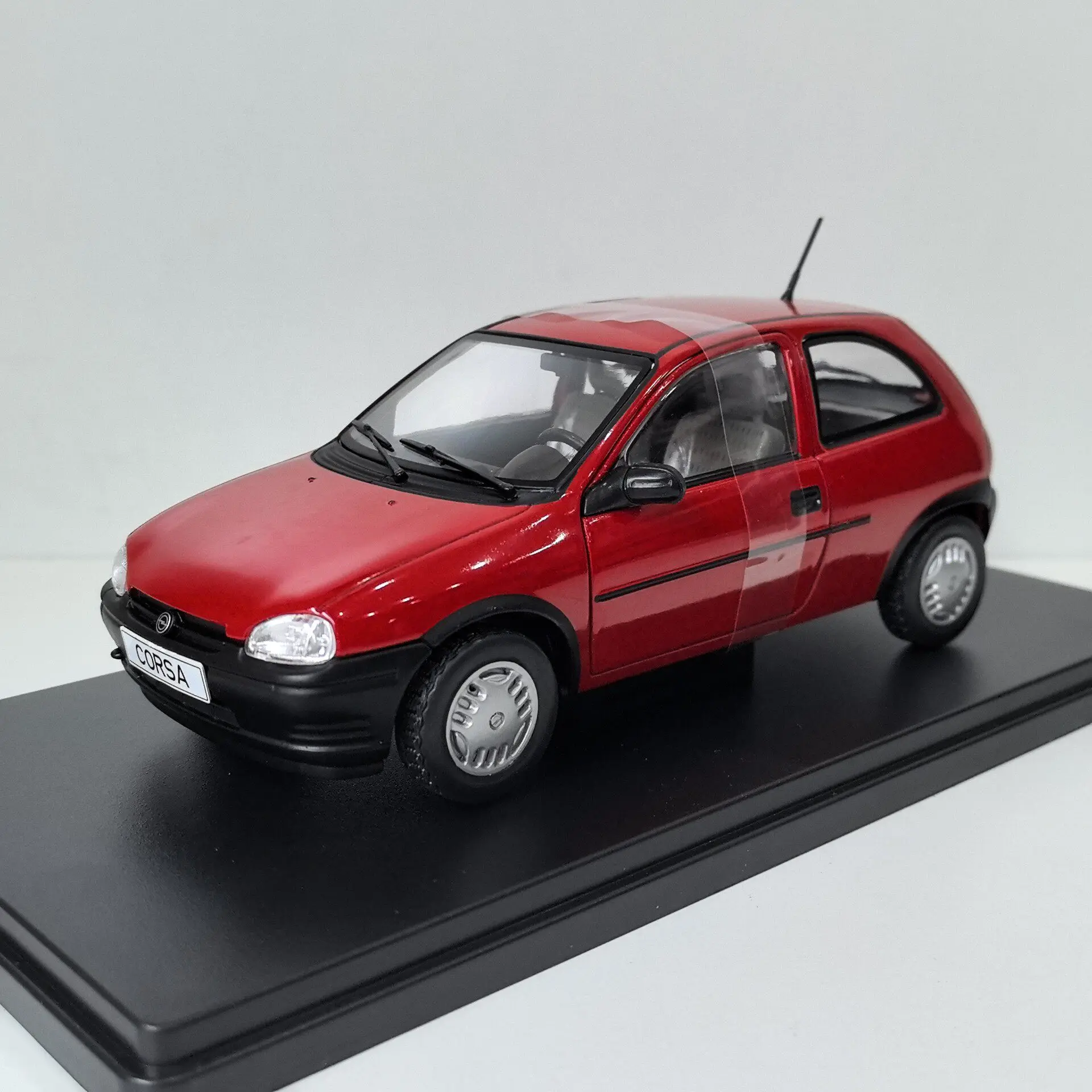 Фото Металлическая модель автомобиля OPEL CORSA B X3 в масштабе 1/24 от WHITEBOX №3