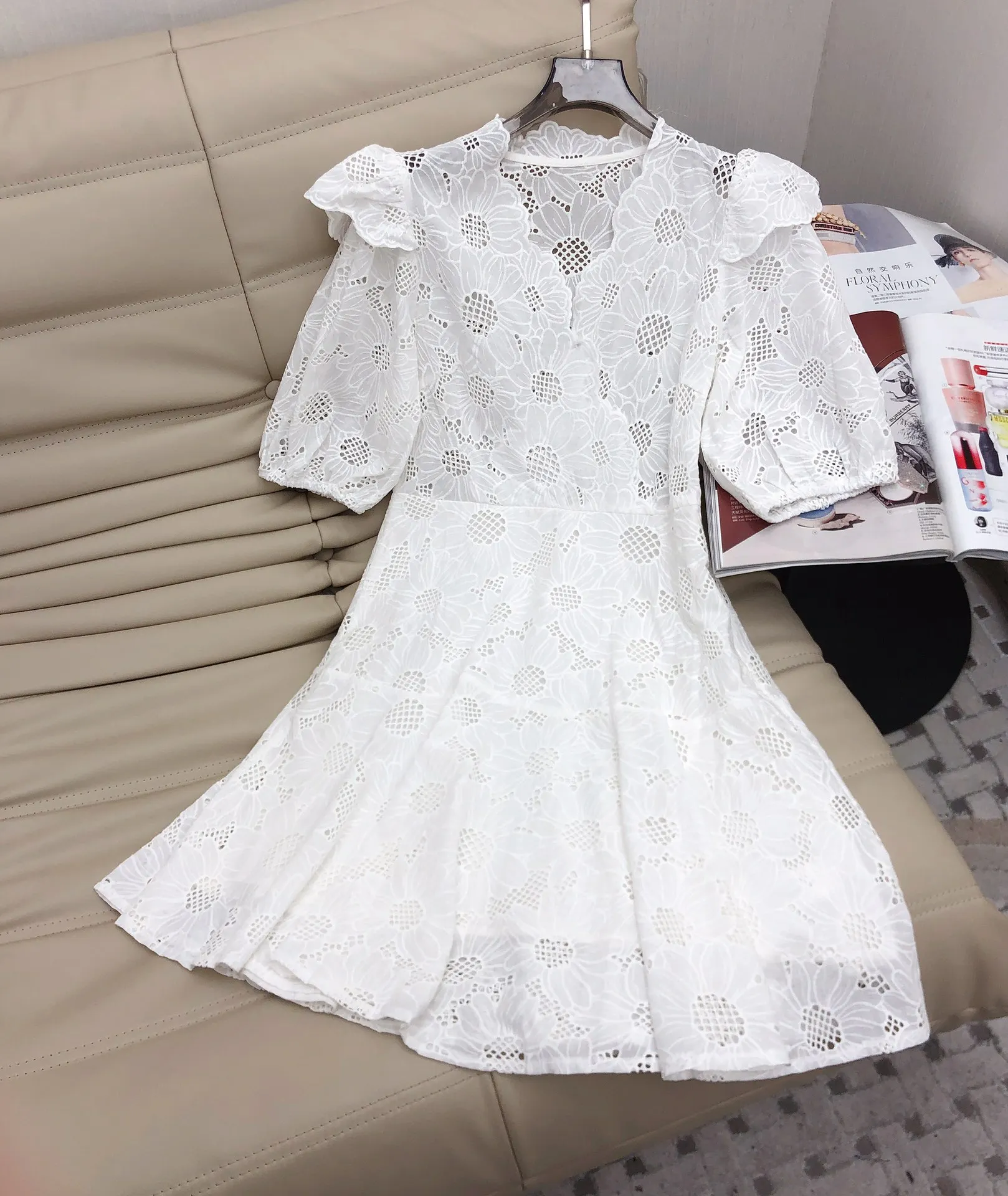 

New women's clothing for spring And summer 2023V-neck Hollow Daisy Lace Waist Dress 0406