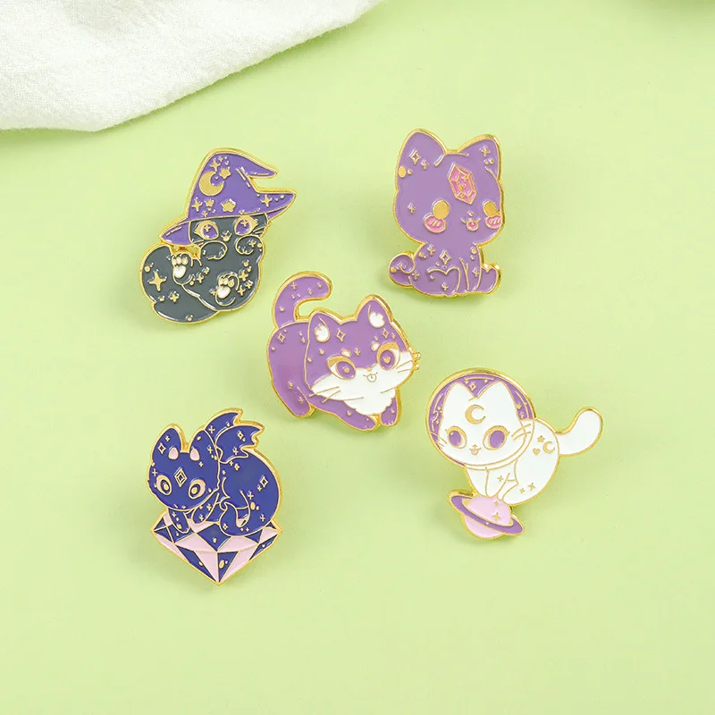 

2PCS New cartoon animal brooches, creative wizard cats, cute white cats, playful alloy brooches, clothes accessories