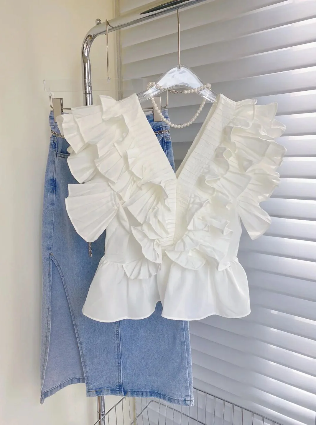 Белые рубашки без рукавов с v-образным вырезом и оборками женские летние