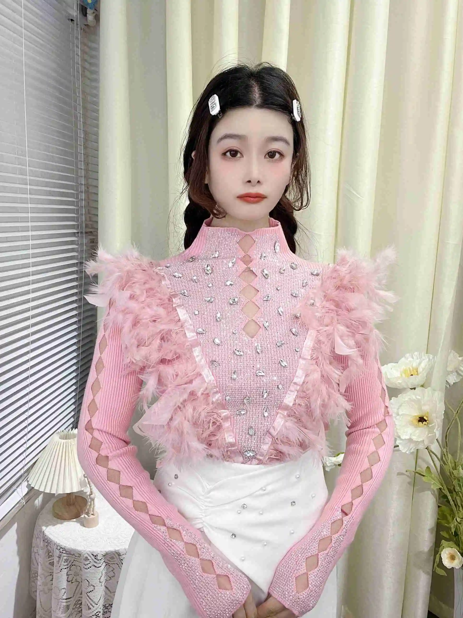 Женская трикотажная рубашка-свитер с воротником-стойкой и стразами