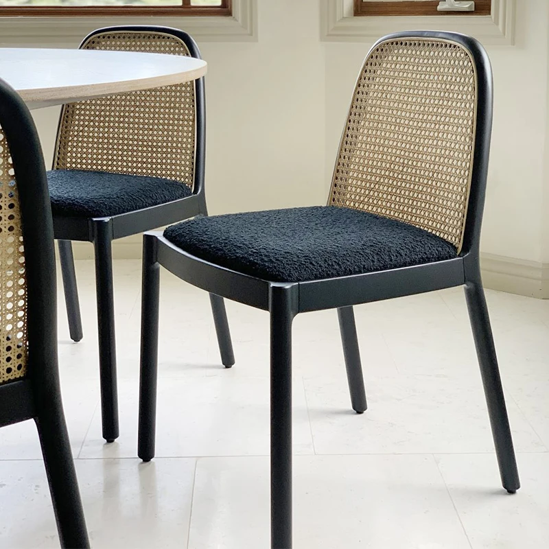 

Обеденное кресло из твердой древесины в скандинавском стиле