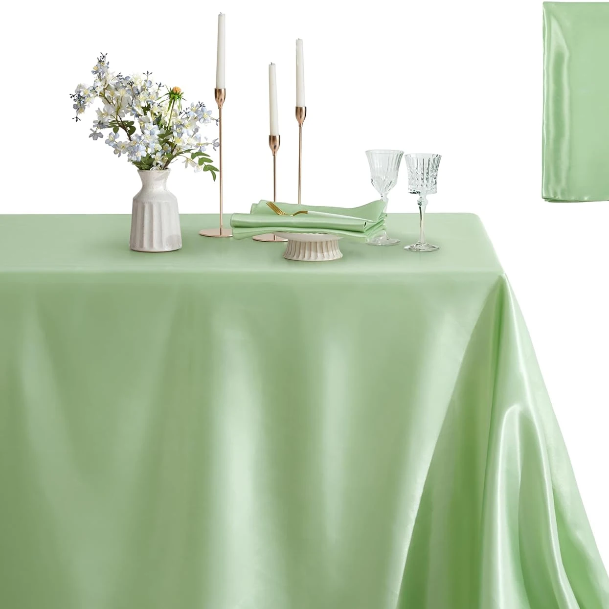 

Круглая атласная скатерть с рюшами