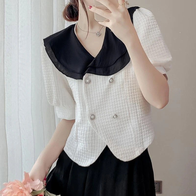 Женская короткая блузка на пуговицах элегантная белая с пышными рукавами и