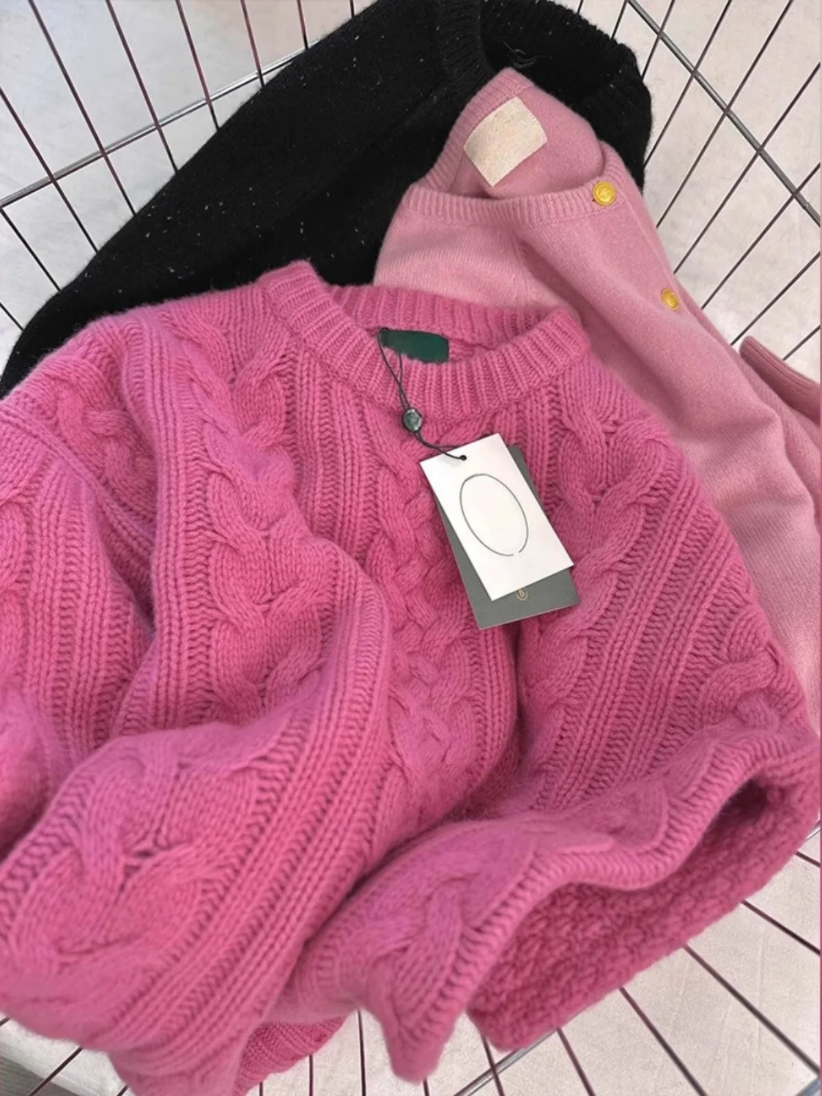 Поздний осенне-зимний свитер малинового цвета с круглым вырезом и витым цветком