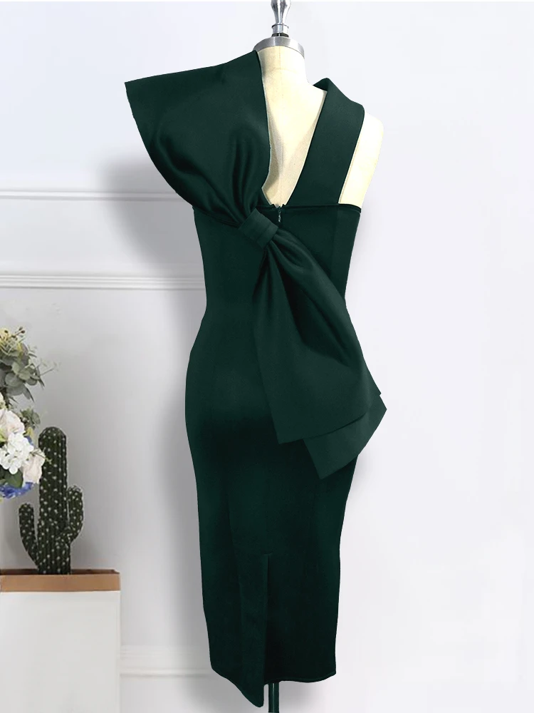 Женское платье с бантом на спине темно-зеленое облегающее без рукавов для