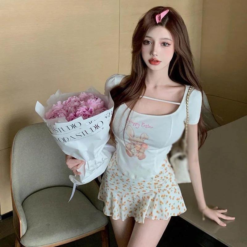 

Женская милая крутая футболка с U-образным вырезом, короткий топ с короткими рукавами и асимметричным разрезом