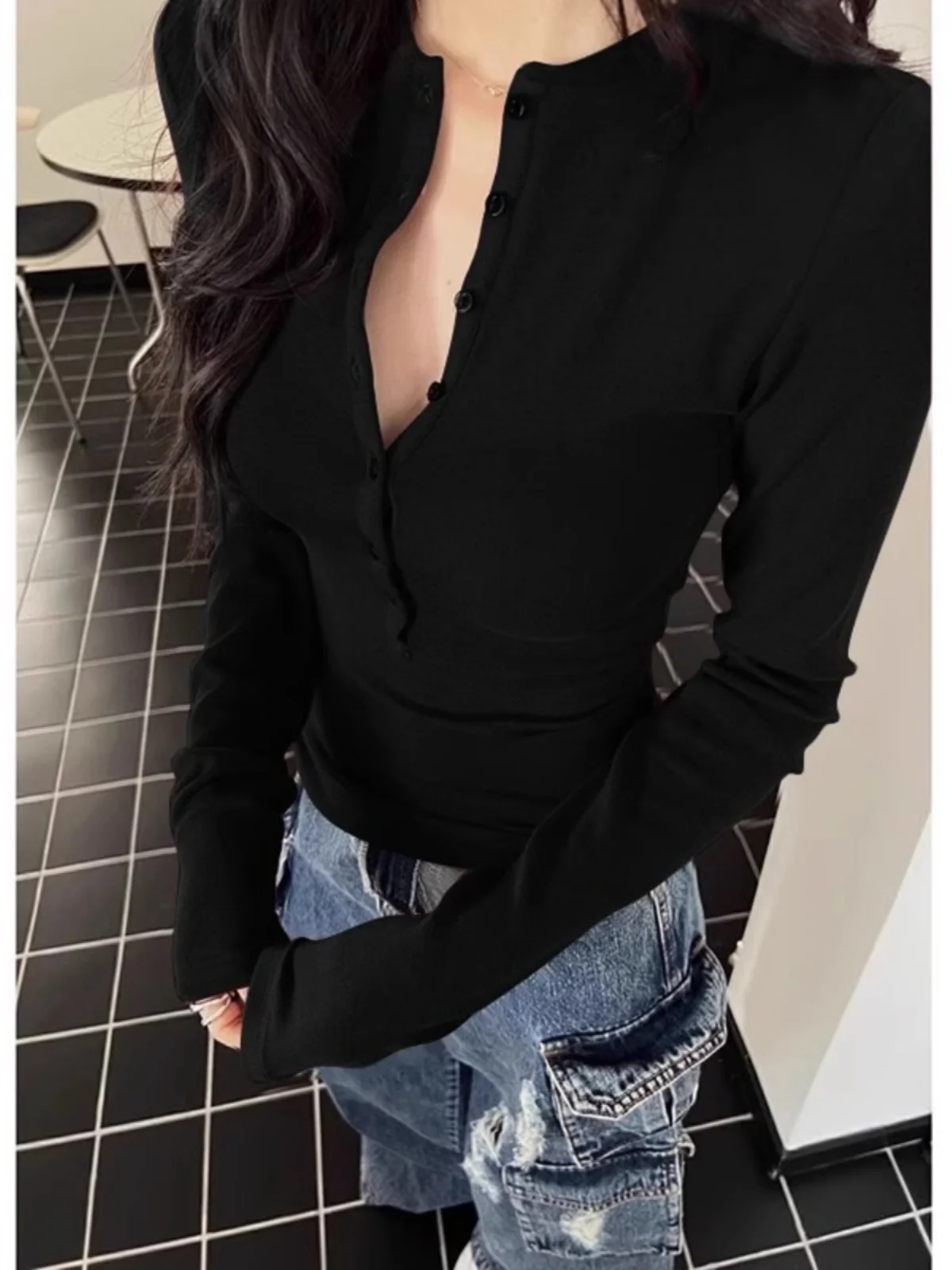 Gyaru Черная нижняя рубашка с v-образным вырезом низким воротником и длинными