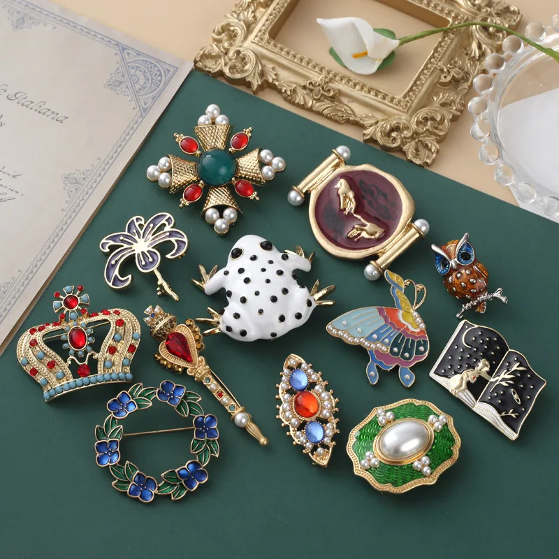 

Fashion Women Pearl Crystal Baroque Brooches Cross Crown Vintage Badges Pins Trendy Lady Clothing Coat Banquet Brooch Pin
