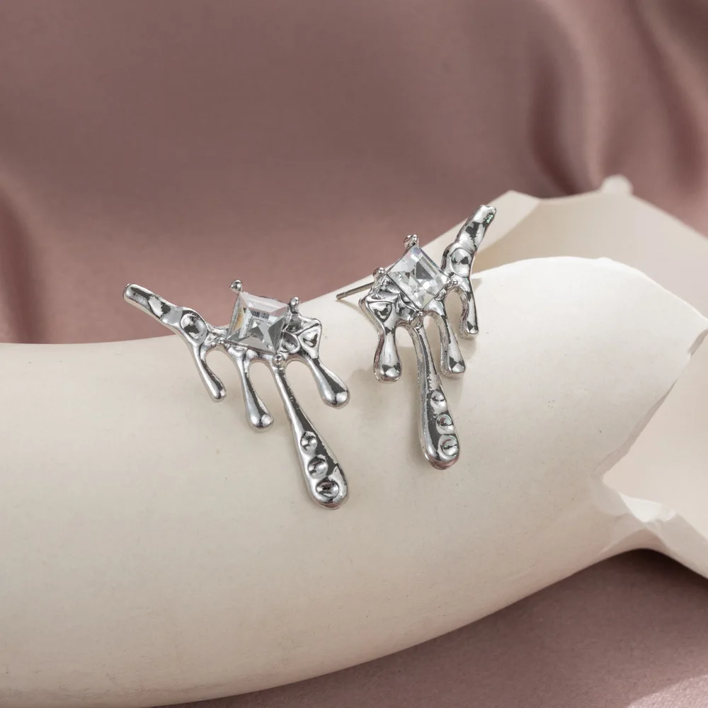 

Fashion Retro Water Drop Zircon Stud Earrings For Women Simple and Versatile Ladies Birthday Gift Jewelry Wholesale Direct Seles