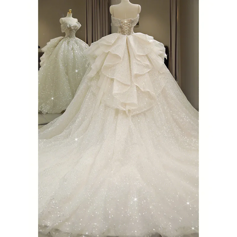 Изысканное белое свадебное платье с вырезом лодочкой без рукавов блестящее