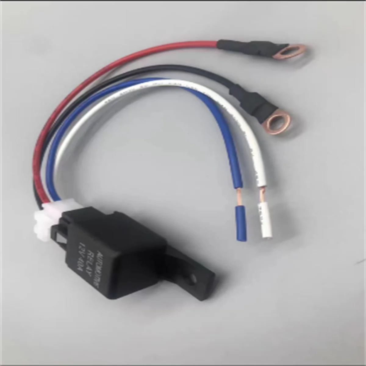 

Retrofitting motorcycle pedal with spotlight horn and installing relay power-off switch for high-power electrical appliances.