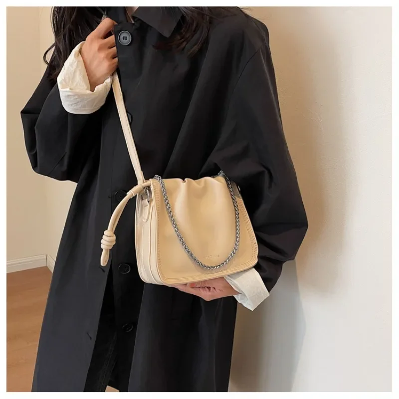 

2023 Fashion New Women's Bag Exquisite High-end Armpit Bag Chain Drawstring Cloud Small Square Bag Single Shoulder Crossbody Bag