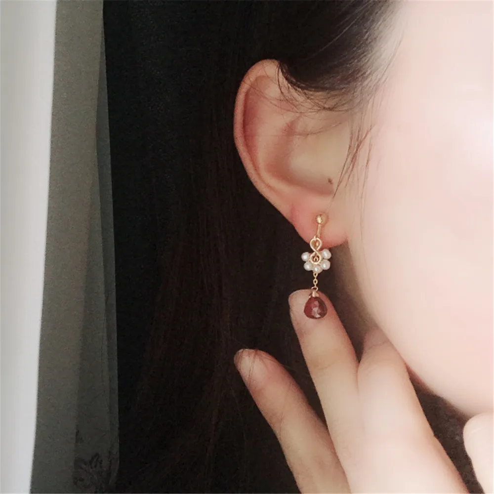 

Женские серьги-гвоздики из натурального красного граната, с пресноводным жемчугом