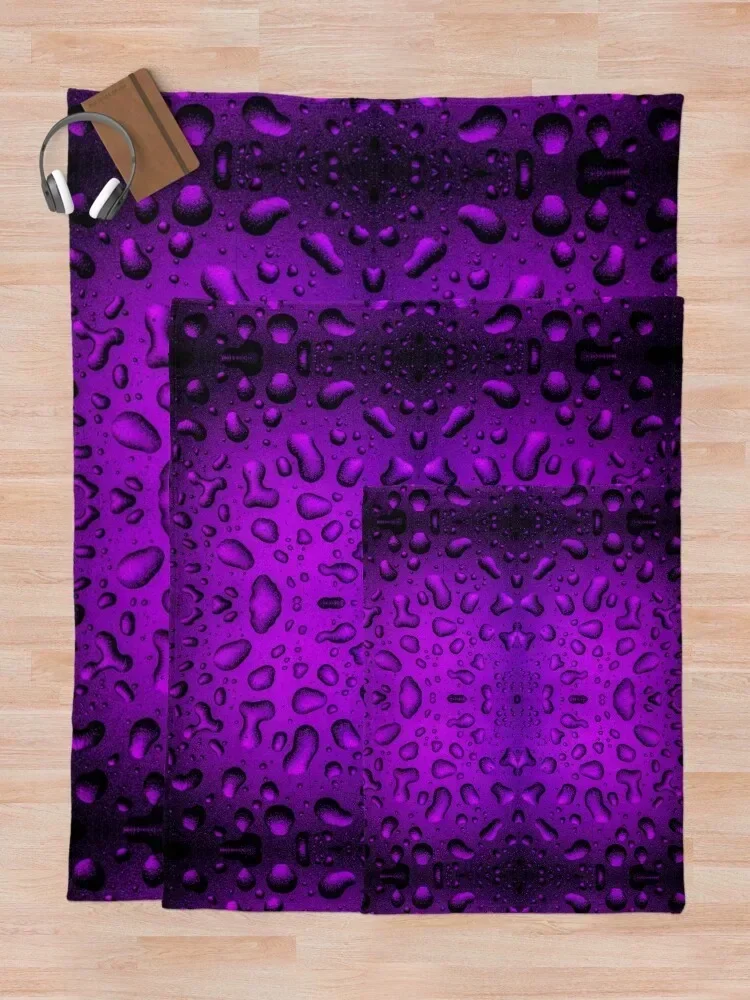 Прохладное зернистое фиолетовое одеяло с каплями воды прохладное летнее свежее
